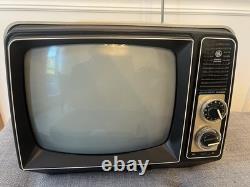 1980 Vintage GENERAL ELECTRIC Performance GE TV Retro White Works 12XB9104V