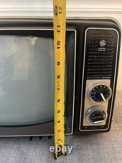 1980 Vintage GENERAL ELECTRIC Performance GE TV Retro White Works 12XB9104V