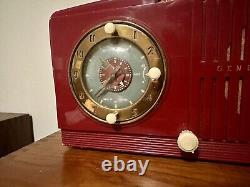 Art Deco 1952 General Electric Model 517F AM Tube Clock Radio Working