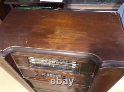 GE Antique Phonograph. /AM Radio