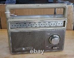 General Electric Powered AC/Battery AM/FM Radio Model No 7-2825J Vintage