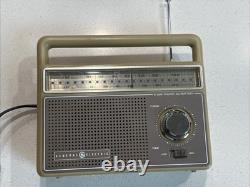 General Electric Powered AC/Battery AM/FM Radio Model No. 7-2825J Vintage