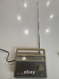 General Electric Powered AC/Battery AM/FM Radio Model No. 7-2825J Vintage