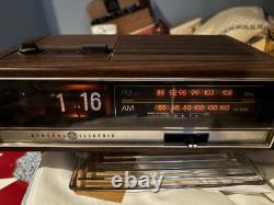General Electric Vintage Flip Clock Alarm Radio 1978