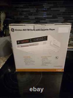 New Vintage GE Spacemaker Undercabinet AM/FM Clock Radio 7-4230 New In Box