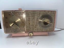 VINTAGE ATOMIC PINK 1962 Mid Century GE AM ALARM CLOCK RADIO MODEL C-466A