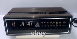 VTG Flip Clock AM/FM Radio Alarm 1984 General Electric Walnut 7-4305F WORKING