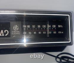 VTG Flip Clock AM/FM Radio Alarm 1984 General Electric Walnut 7-4305F WORKING