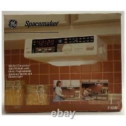 VTG GE Spacemaker Companion AM/FM Clock Radio/UndCabinet Light 7-4230-NewithRead