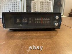 VTG General Electric Flip Clock Alarm Clock Radio GE Glowing Numbers 7-4333