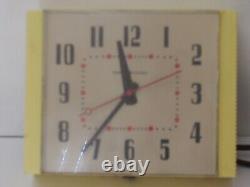 VTG RARE GENERAL ELECTRIC White Hard Plastic RETRO Wall Clock U. S. A. Model 2H38