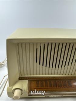 Vintage 1951 General Electric Tube Radio Model 423 Ivory radio Works TV PROP