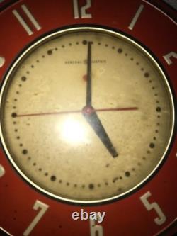 Vintage 1960's GENERAL ELECTRIC 2H26 Red/White WALL Kitchen CLOCK 7¼Diam WORKS