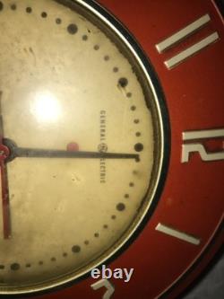 Vintage 1960's GENERAL ELECTRIC 2H26 Red/White WALL Kitchen CLOCK 7¼Diam WORKS