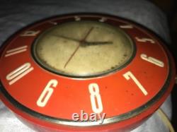 Vintage 1960's GENERAL ELECTRIC 2H26 Red/White WALL Kitchen CLOCK 7¼Diam WORKS