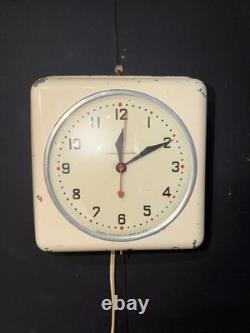 Vintage GE 2H08 Kitchen Clock 1940s Art Deco General Electric Works White