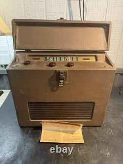 Vintage GE General Electric LB-530X Portable Tube Radio AC/Battery withManual