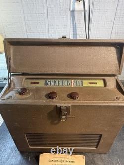 Vintage GE General Electric LB-530X Portable Tube Radio AC/Battery withManual