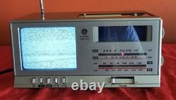 Vintage GE Portable 5 Black & White TV AM/FM Radio Clock Model 7-7150A Works