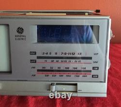 Vintage GE Portable 5 Black & White TV AM/FM Radio Clock Model 7-7150A Works