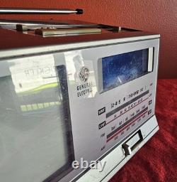 Vintage GE Portable 5 Black & White TV AM/FM Radio Clock Model 7-7150A Works