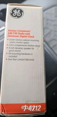 Vintage GE Spacemaker UNDER CABINET Kitchen AM/FM RADIO with Clock 7-4212. New
