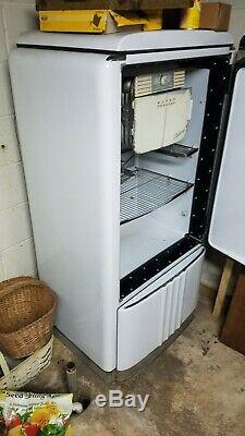 Vintage GE general electric refrigerator With Freezer, Runs