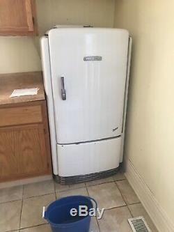 Vintage GE general electric refrigerator With Freezer, Still Runs