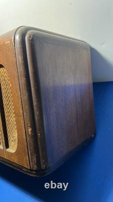 Vintage General Electric GE E-72 Tube Radio Wooden Cabinet 1930s Powers On