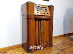 Vintage General Electric GE Model L-915 9-Tube Superheterodyne Console Radio