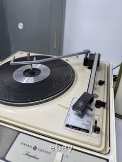 Vintage General Electric (GE) P350j Stereophonic Portable Record Player With Speak