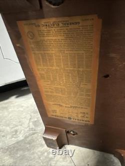 Vintage General Electric J62 (1941)(wood tube table radio) Read