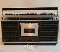 Vintage General Electric Portable AM/FM Cassette BOOMBOX Model 3-5255A