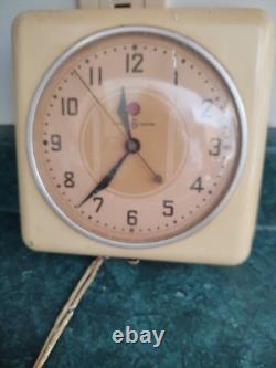 Vintage General Electric Wall Clock 1940, 2H08