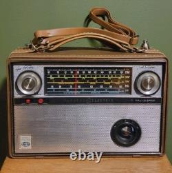 Vintage General Electric World Monitor P-990A 17 Transistor 5 Band Radio Works