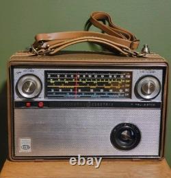 Vintage General Electric World Monitor P-990A 17 Transistor 5 Band Radio Works