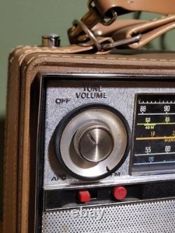 Vintage General Electric World Monitor P-990A 17 Transistor 5 Band Radio Works