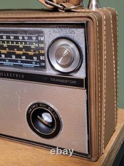 Vintage General Electric World Monitor P-990A 17 Transistor 5 Band Radio Works