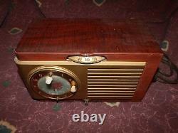 Vintage General Electric model 521F Bakelite tube AM Radio works Worldwide