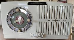 Vintage Radio 1950s General Electric Model 518F AM Radio Alarm Clock Tube Works