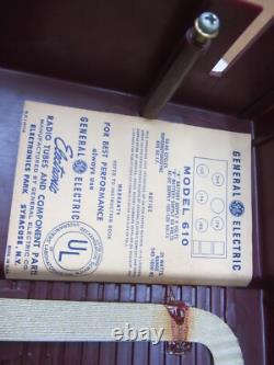 Vtg Burgundy Maroon Bakelite Ge Model 610 Vacuum Tube Type Am Radio Portable