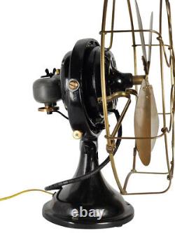 Ancien ventilateur de bureau oscillant GE Kidney de 1911 avec cage en laiton et lame.