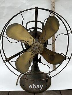 Ancien ventilateur de bureau oscillant General Electric GE Type AOU 4 à pales en laiton