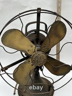 Ancien ventilateur de bureau oscillant General Electric GE Type AOU 4 à pales en laiton