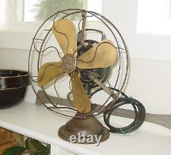 Ancien ventilateur de bureau oscillant à lame en laiton General Electric GE 12 AOU AD1 en état de marche