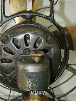 Ancien ventilateur de bureau oscillant à lame en laiton General Electric GE 12 AOU AD1 en état de marche