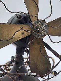 Ancien ventilateur de bureau oscillant à pales en laiton de type AVV 4 de General Electric GE