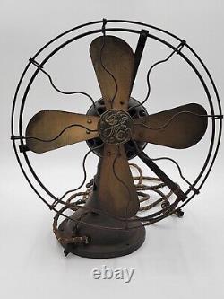 Ancien ventilateur de bureau oscillant à pales en laiton de type AVV 4 de General Electric GE