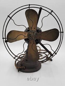 Ancien ventilateur de bureau oscillant à pales en laiton de type AVV 4 de General Electric GE