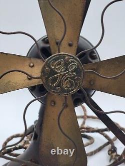 Ancien ventilateur de bureau oscillant à pales en laiton de type AVV 4 de General Electric GE